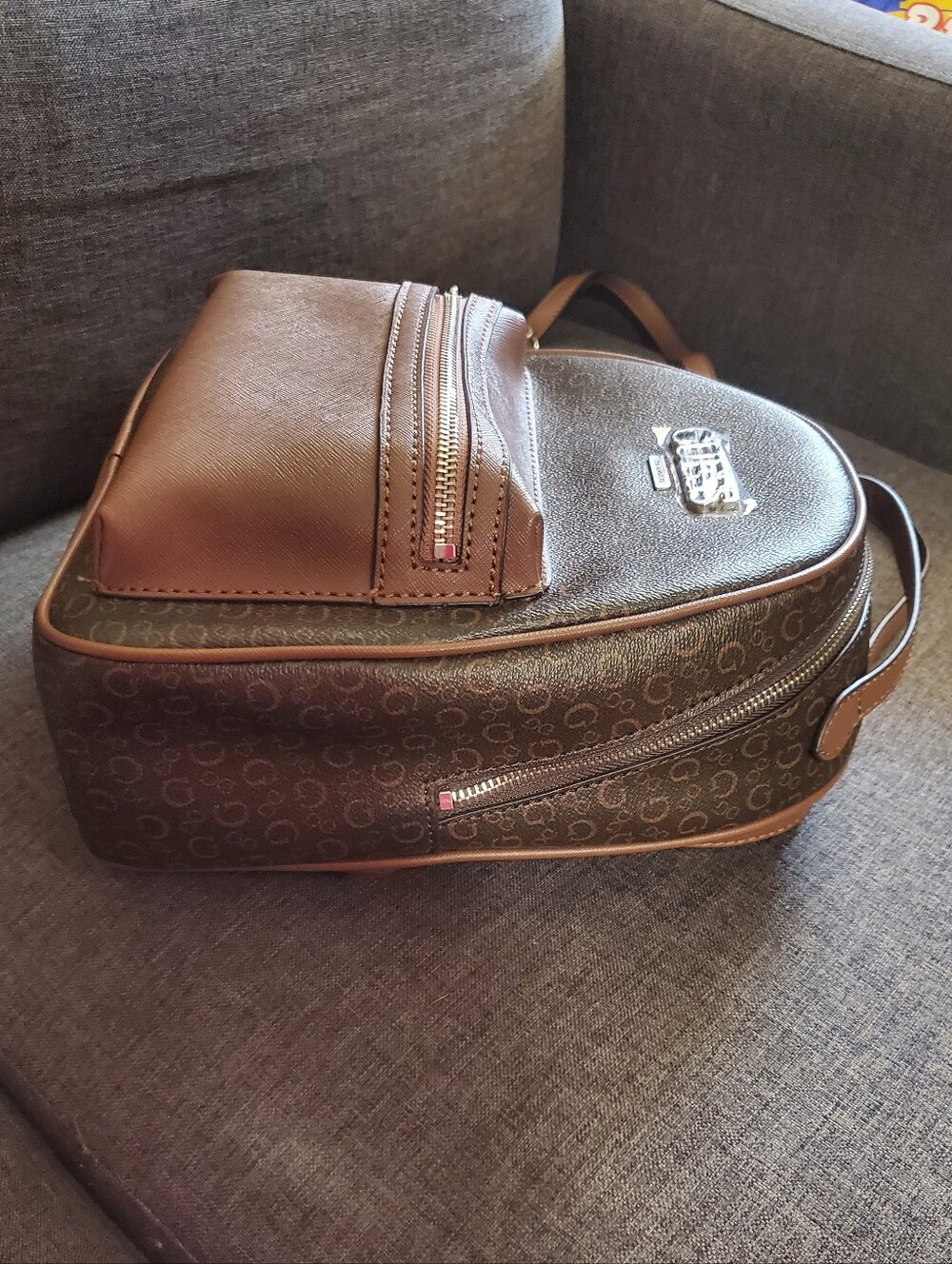 NEW GUESS Backpack - Picture 3 of 9